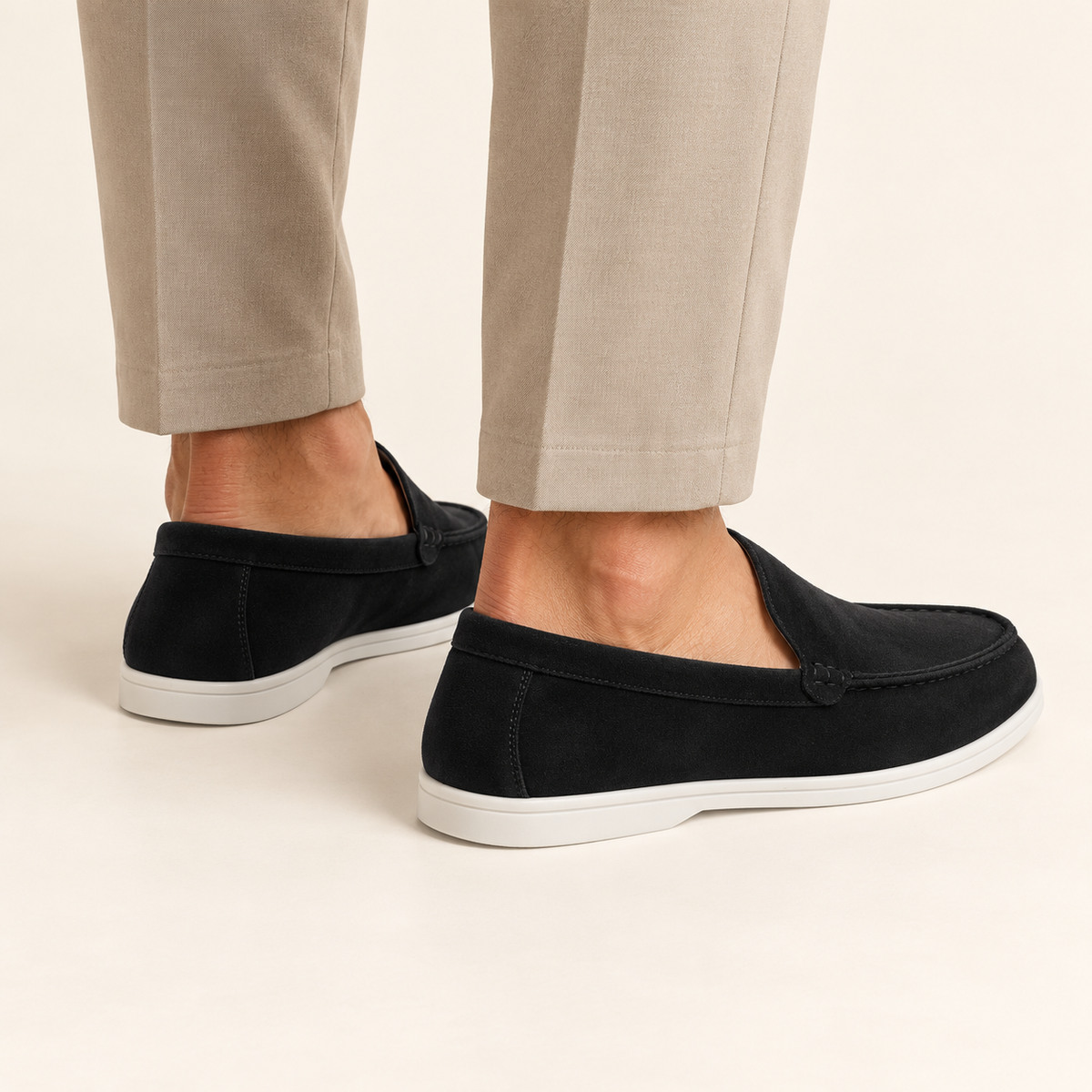 Schwarze Herren Velours-Loafer am Fuß – Rückansicht