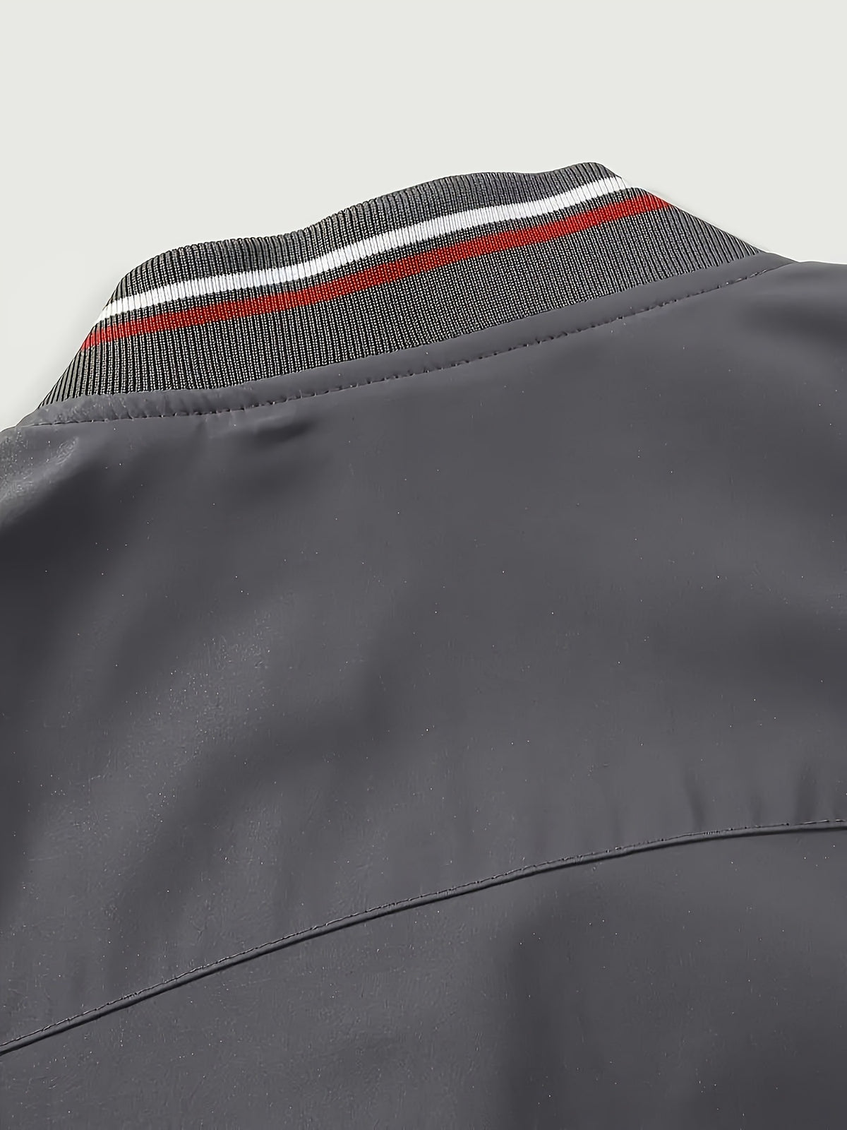 Dunkelgraue Bomberjacke – Kragen und Rückennaht