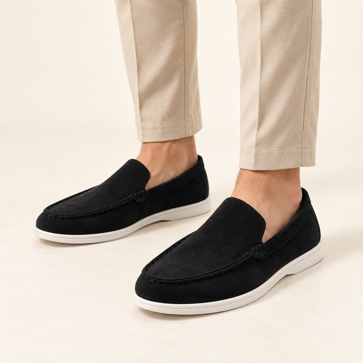 Schwarze Herren Velours-Loafer am Fuß – Vorderansicht