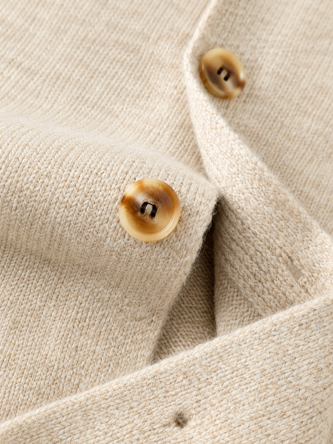 Strickjacke Beige – Knöpfe und Knopfleiste