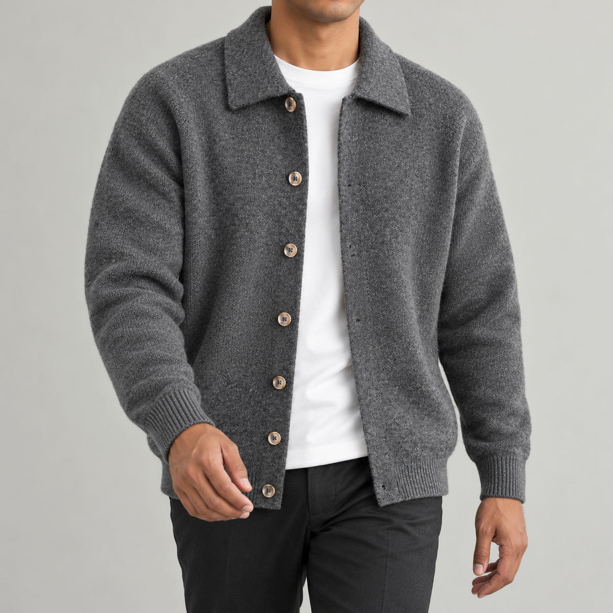 Strickjacke mit Hemdkragen Anthrazit am Model