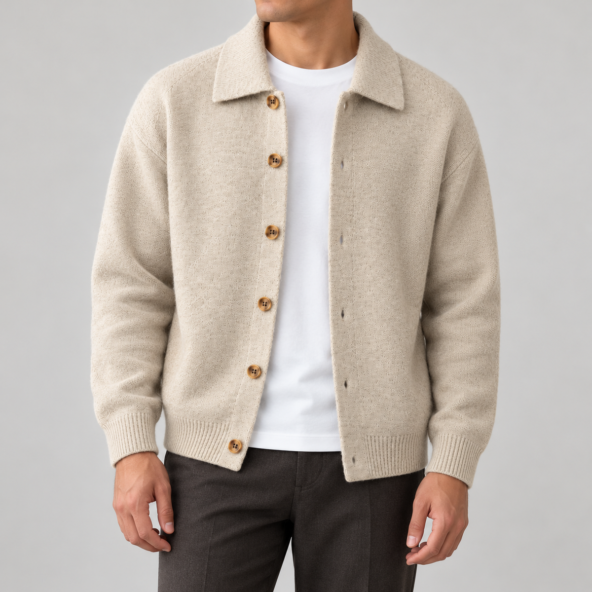 Strickjacke mit Hemdkragen Beige am Model
