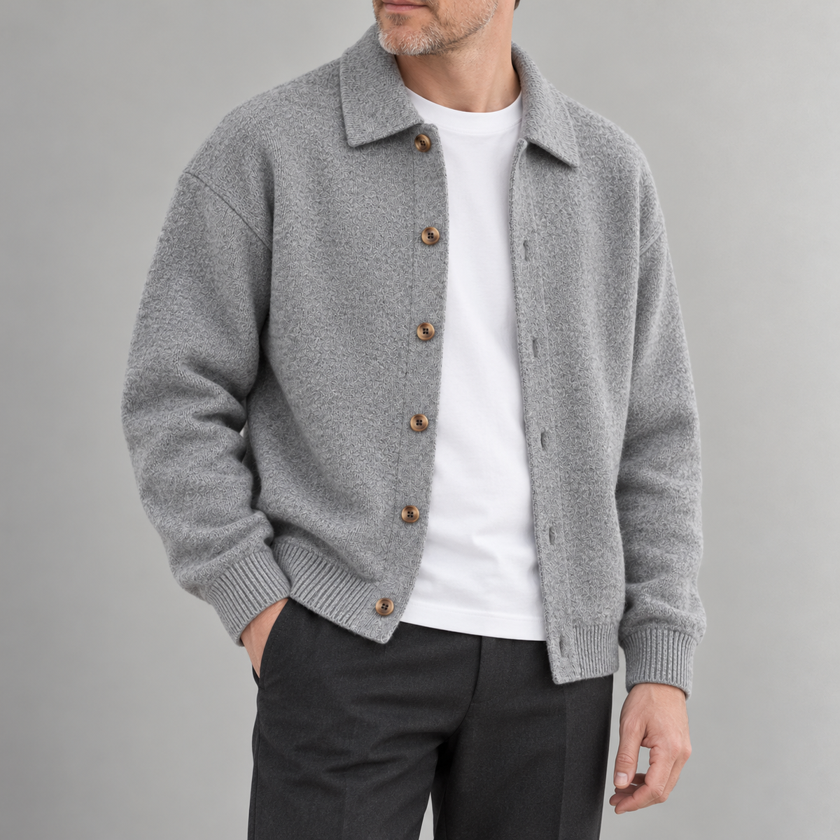 Strickjacke mit Hemdkragen Hellgrau am Model