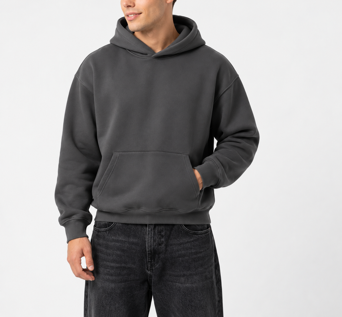 Kapuzenpullover Anthrazit am Model