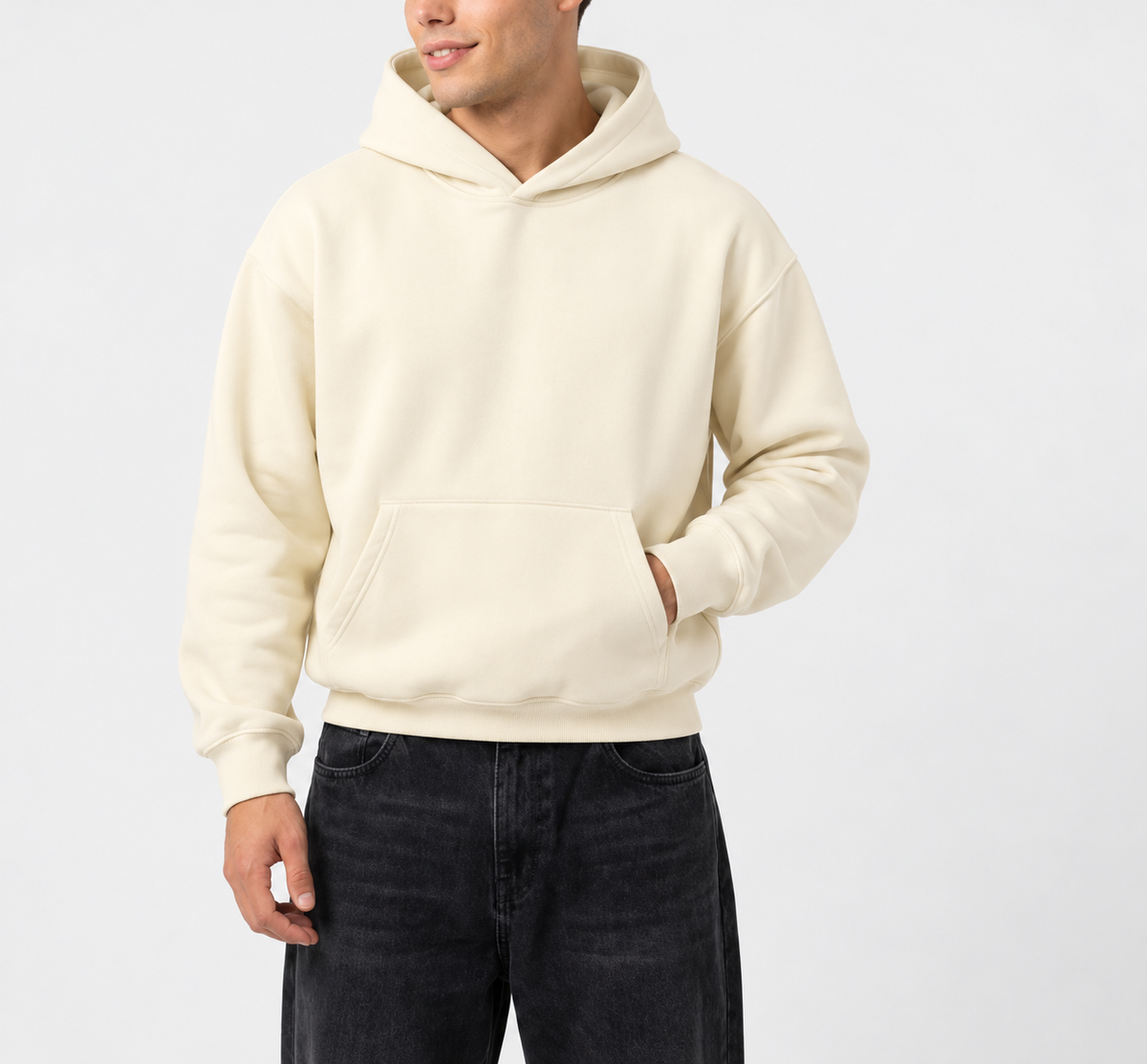 Kapuzenpullover Creme am Model