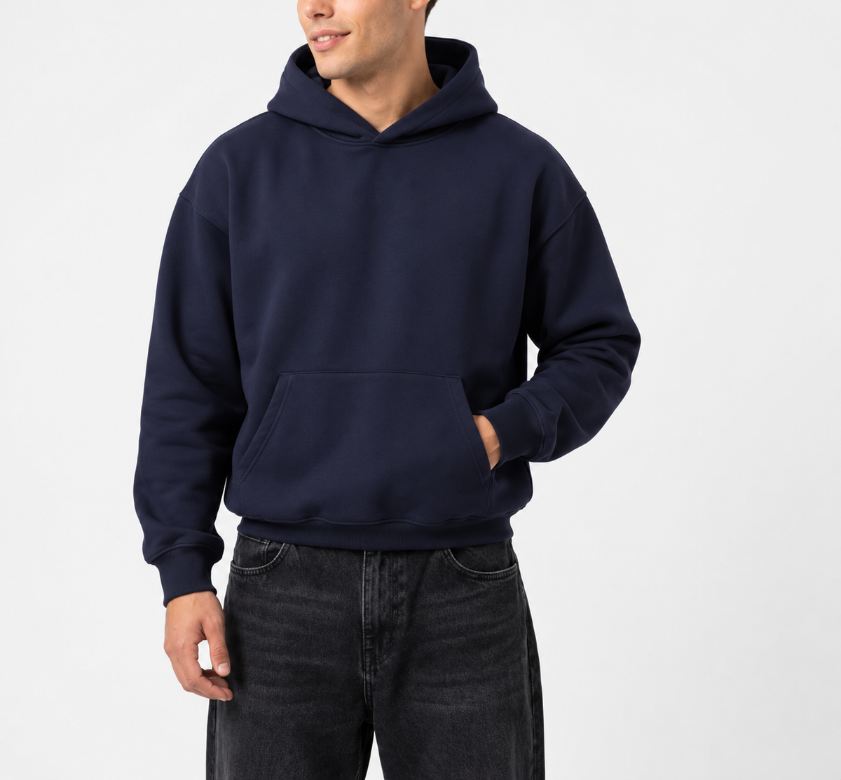 Kapuzenpullover Dunkelblau am Model
