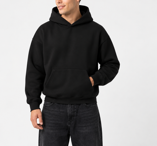 Kapuzenpullover Schwarz am Model