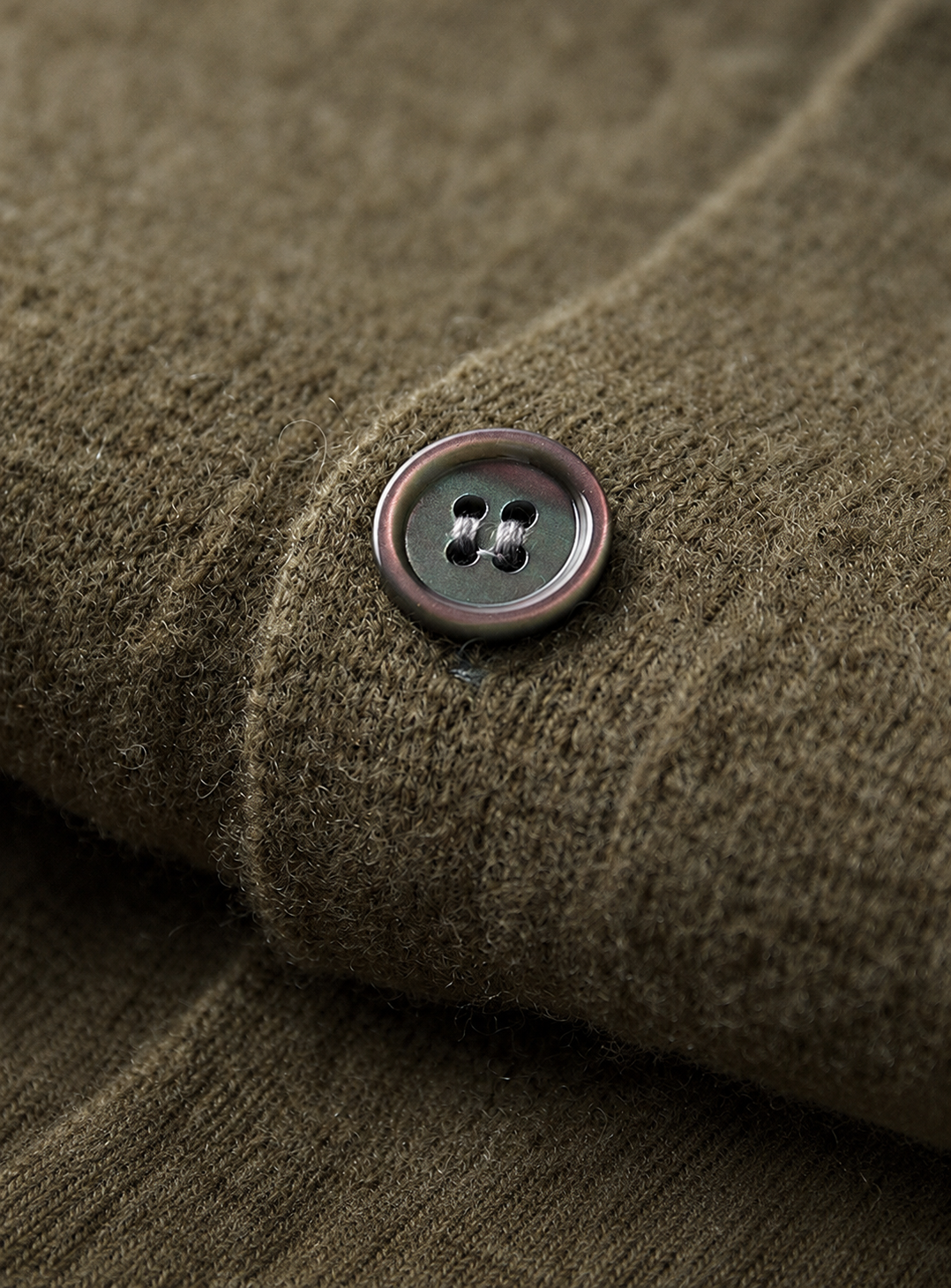 Olivgrüne Strickjacke – Strickstruktur und Knopf
