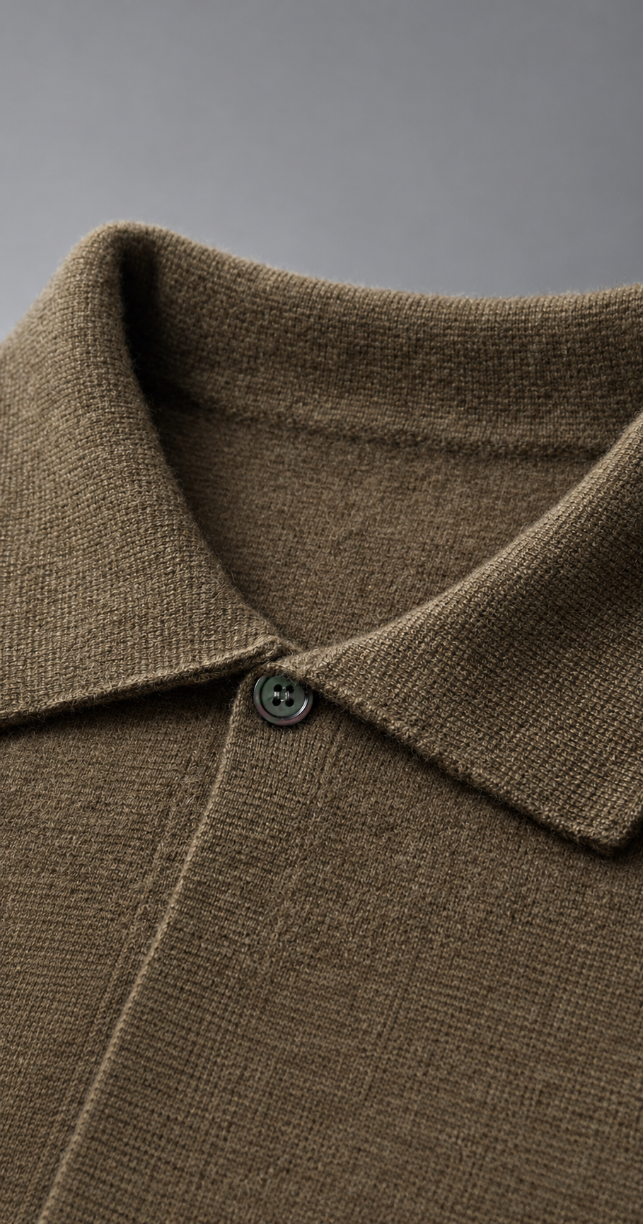 Olivgrüne Strickjacke – Kragen und Knopfleiste