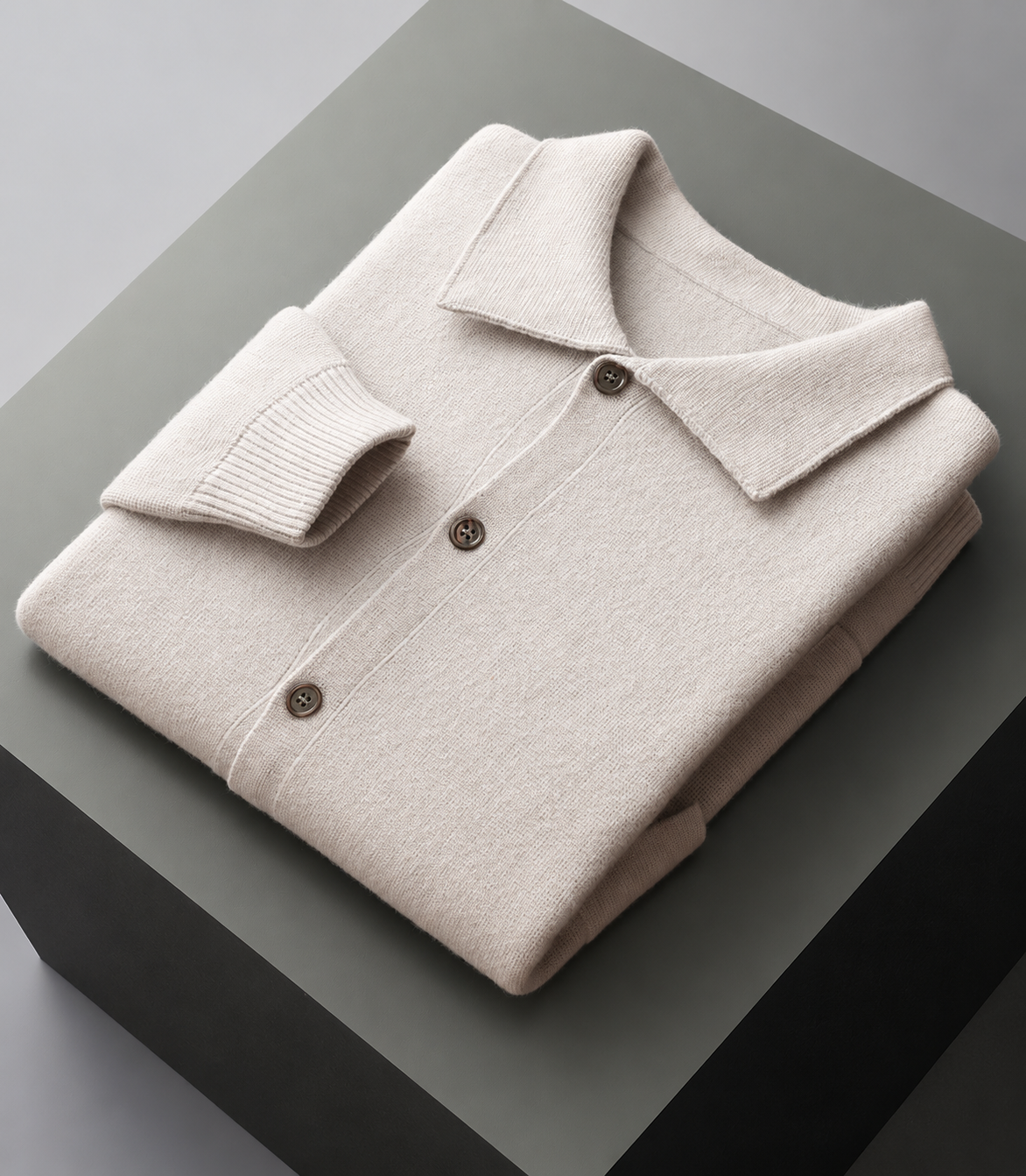 Elfenbeinweiße Strickjacke – gefaltete Detailansicht