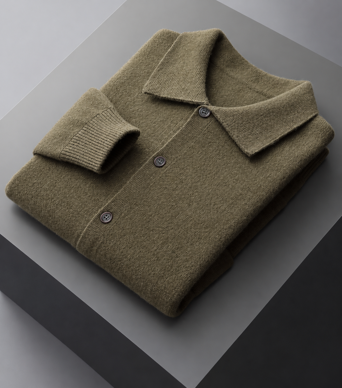 Olivgrüne Strickjacke – gefaltete Detailansicht