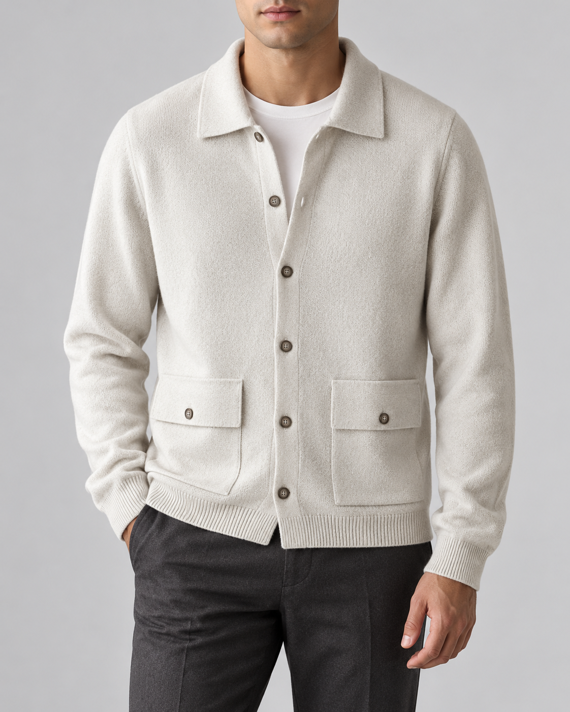 Strickjacke mit Pattentaschen Elfenbeinweiß am Model