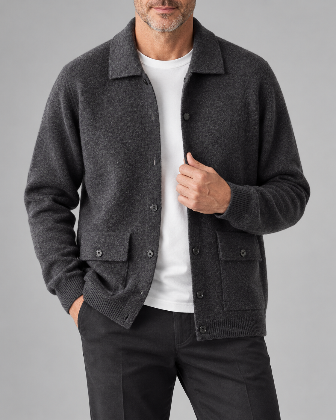 Strickjacke mit Pattentaschen Dunkelgrau am Model