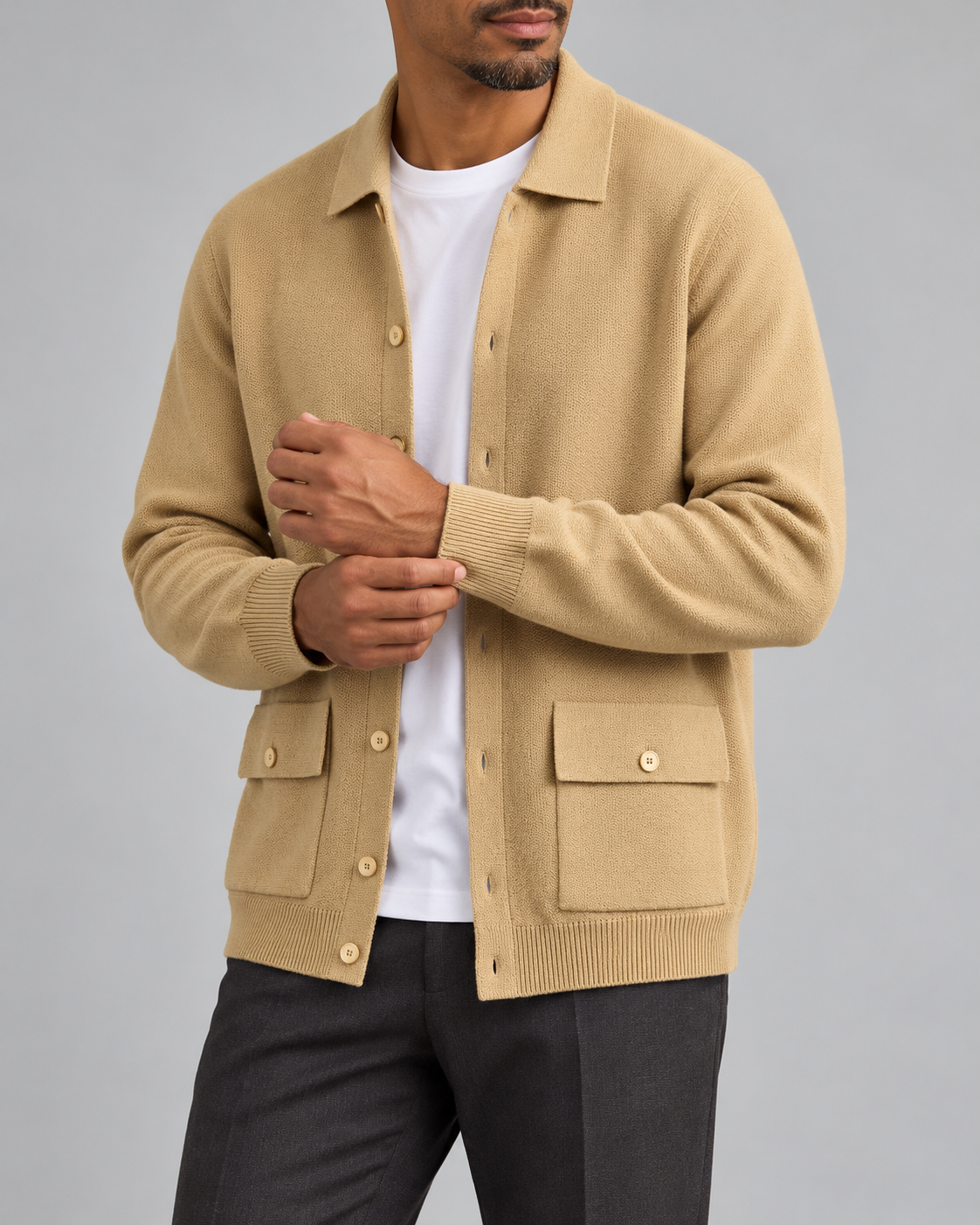 Strickjacke mit Pattentaschen Kamelgelb am Model