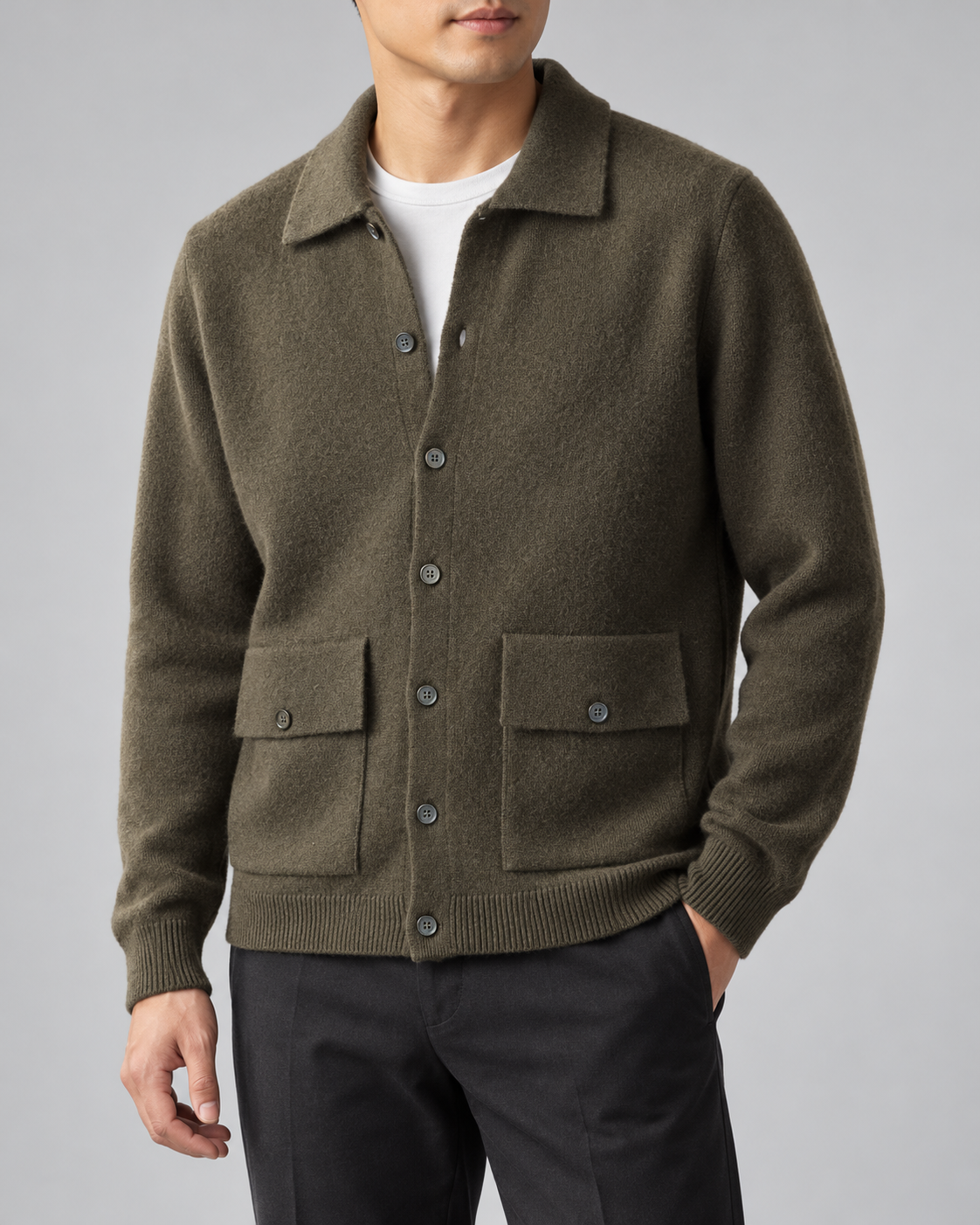 Strickjacke mit Pattentaschen Olivgrün am Model