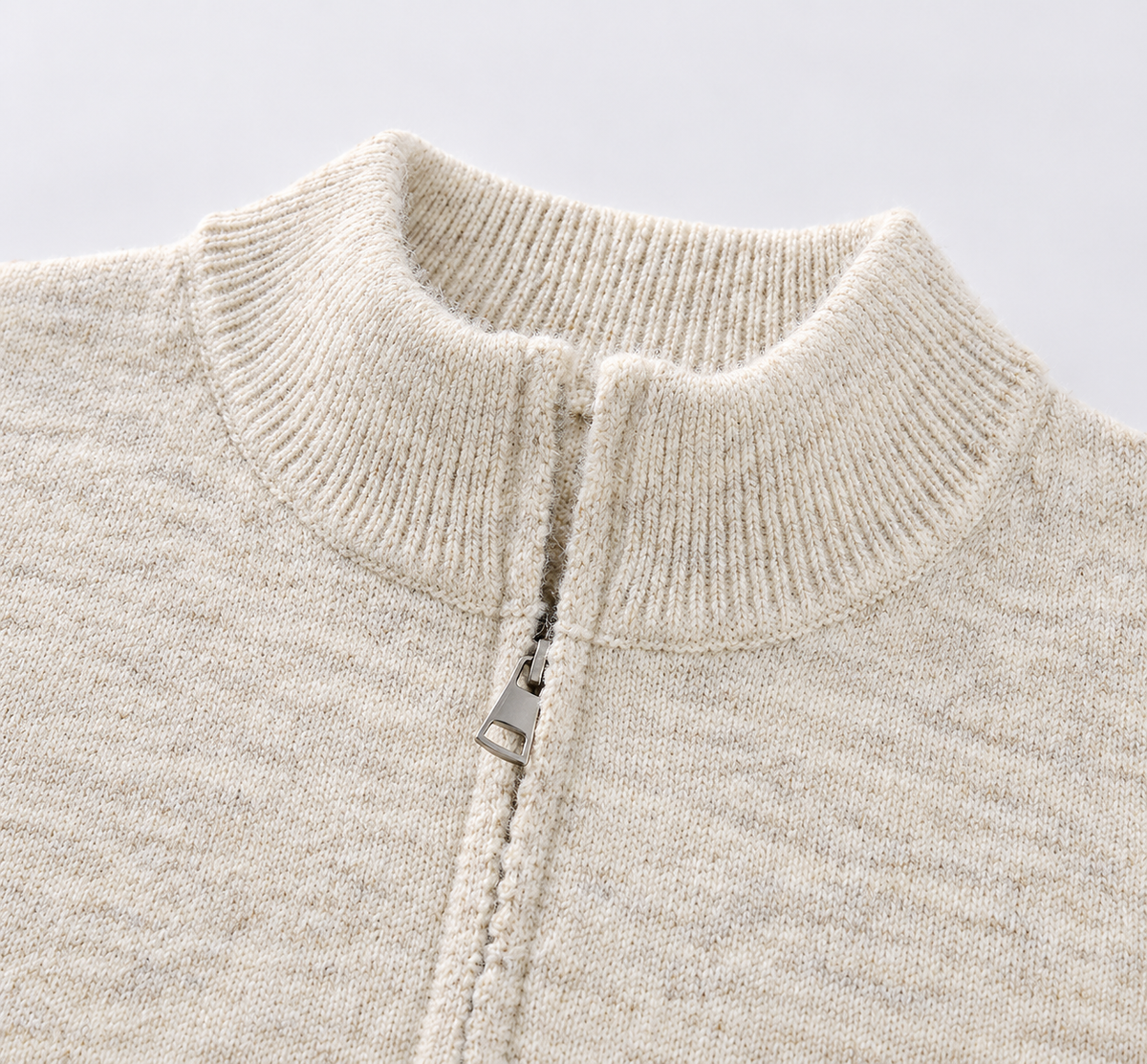 Cremefarbene Strickjacke – Stehkragen und Reißverschluss