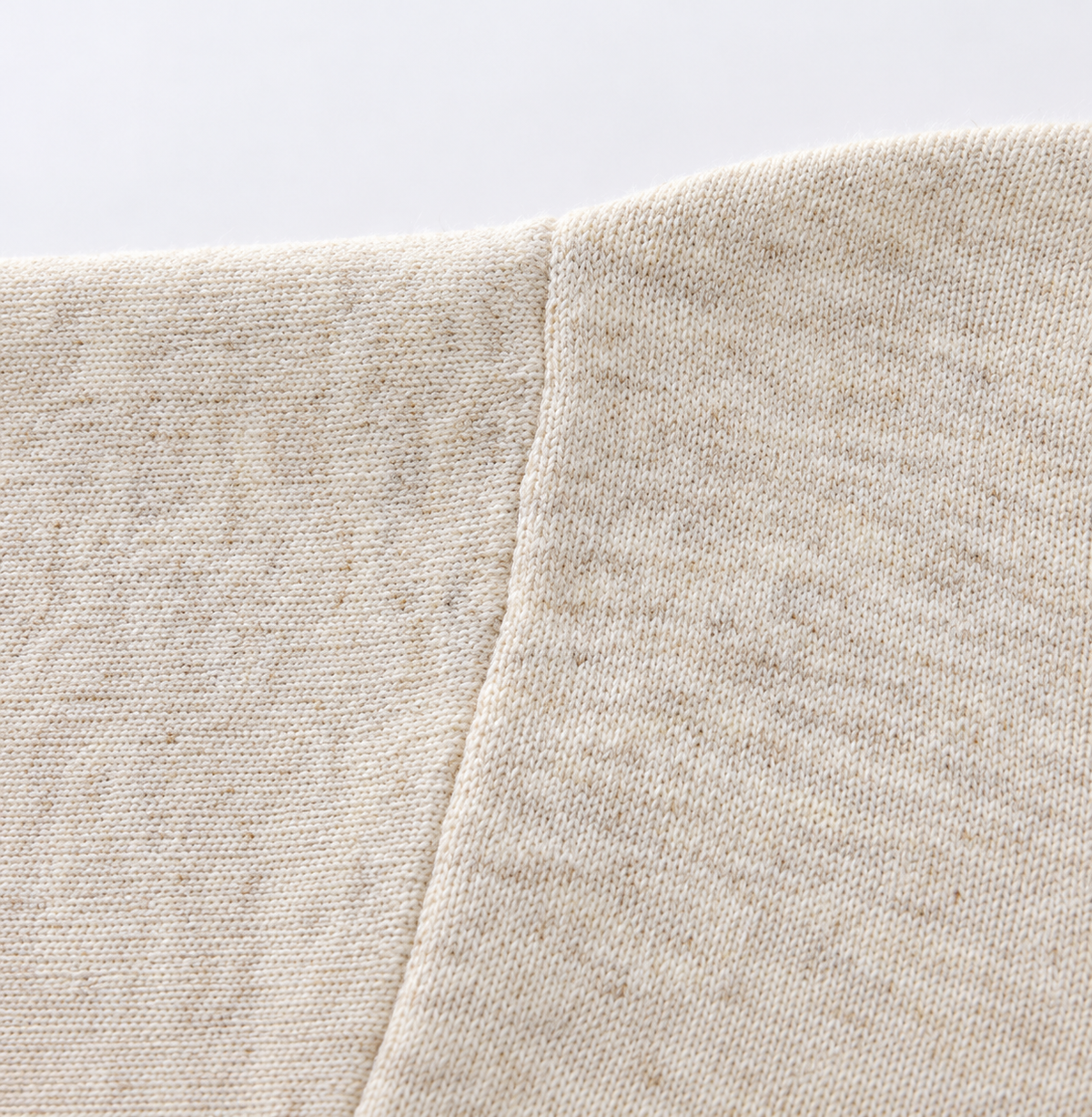 Cremefarbene Strickjacke – Strickstruktur und Naht
