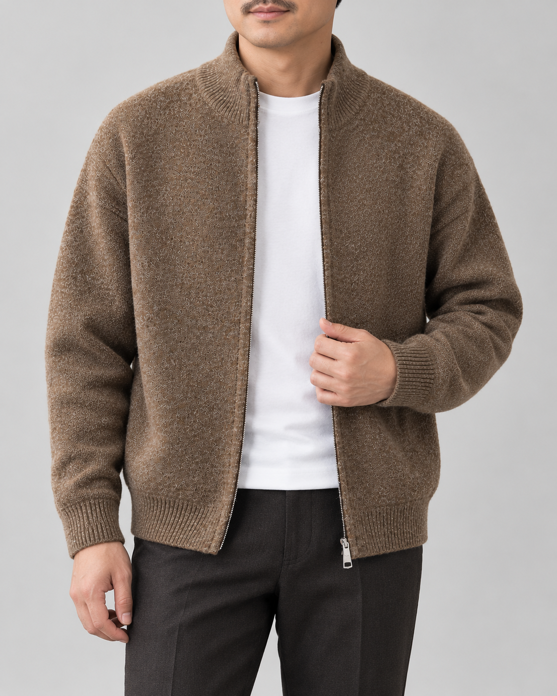Strickjacke mit Stehkragen Braun am Model