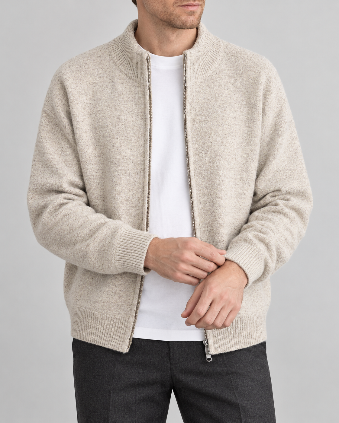 Strickjacke mit Stehkragen Creme am Model