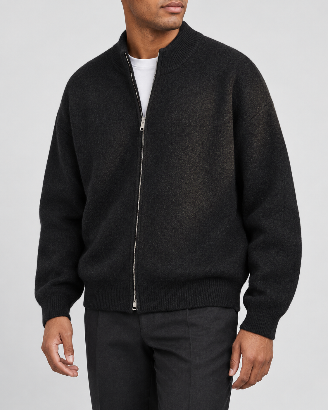 Strickjacke mit Stehkragen Schwarz am Model