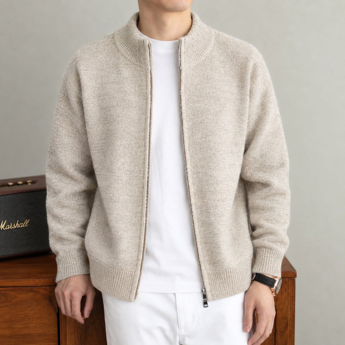 Cremefarbene Strickjacke – zusätzliche Modelansicht