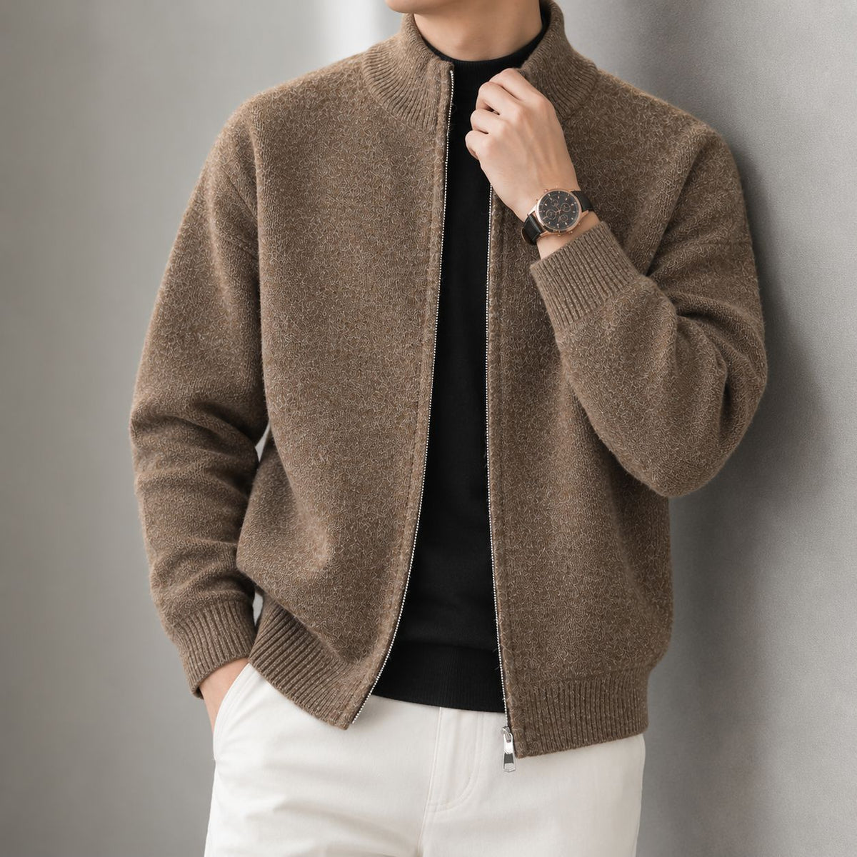 Braune Strickjacke – zusätzliche Modelansicht