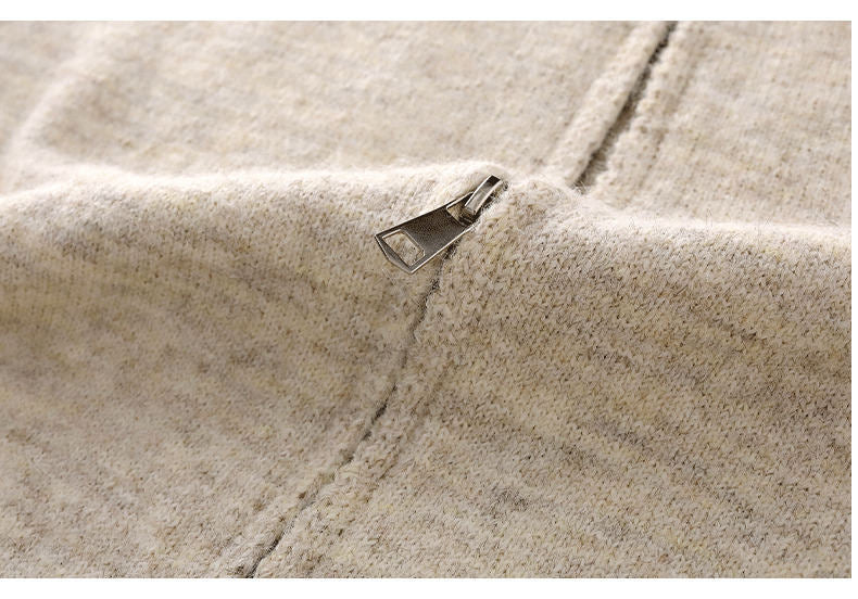 Cremefarbene Strickjacke – Detail des Reißverschlusses