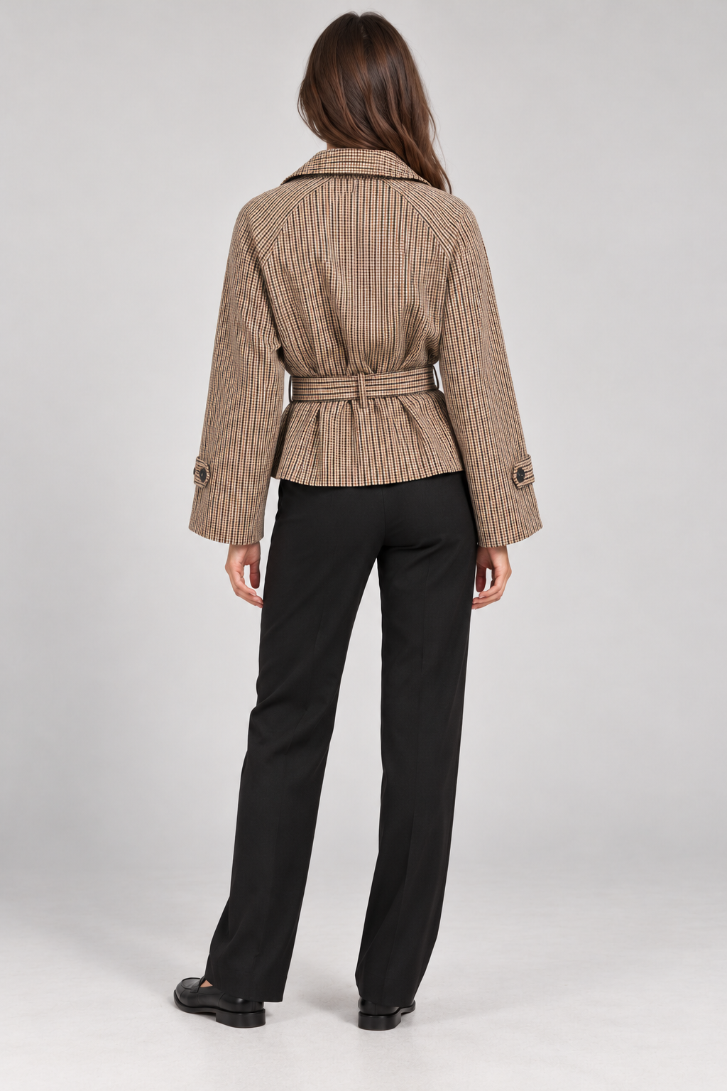 Karierter Kurz-Trenchcoat mit Bindegürtel.