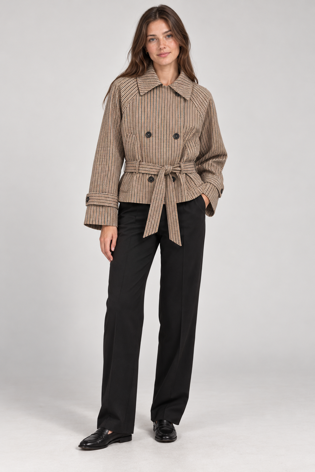 Karierter Kurz-Trenchcoat mit Bindegürtel.