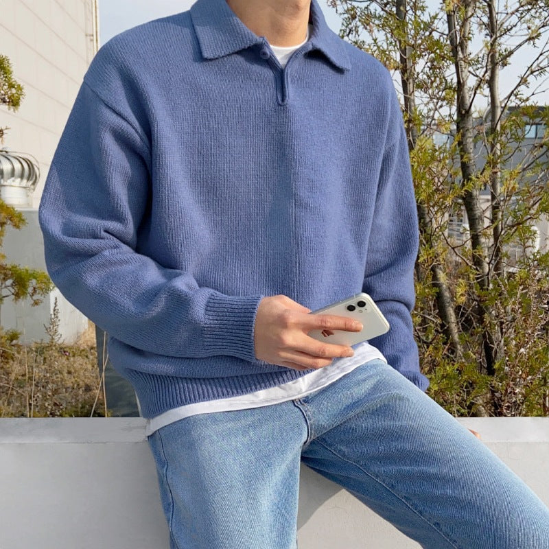 Weitere Ansicht des blauen Strickpullovers am sitzenden Model