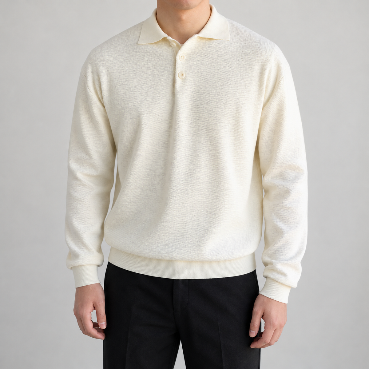 Strickpullover mit Polokragen Creme am Model