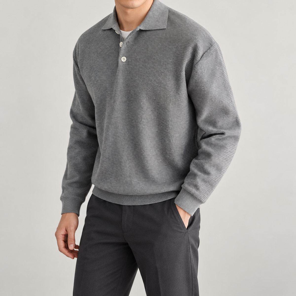 Strickpullover mit Polokragen Grau am Model