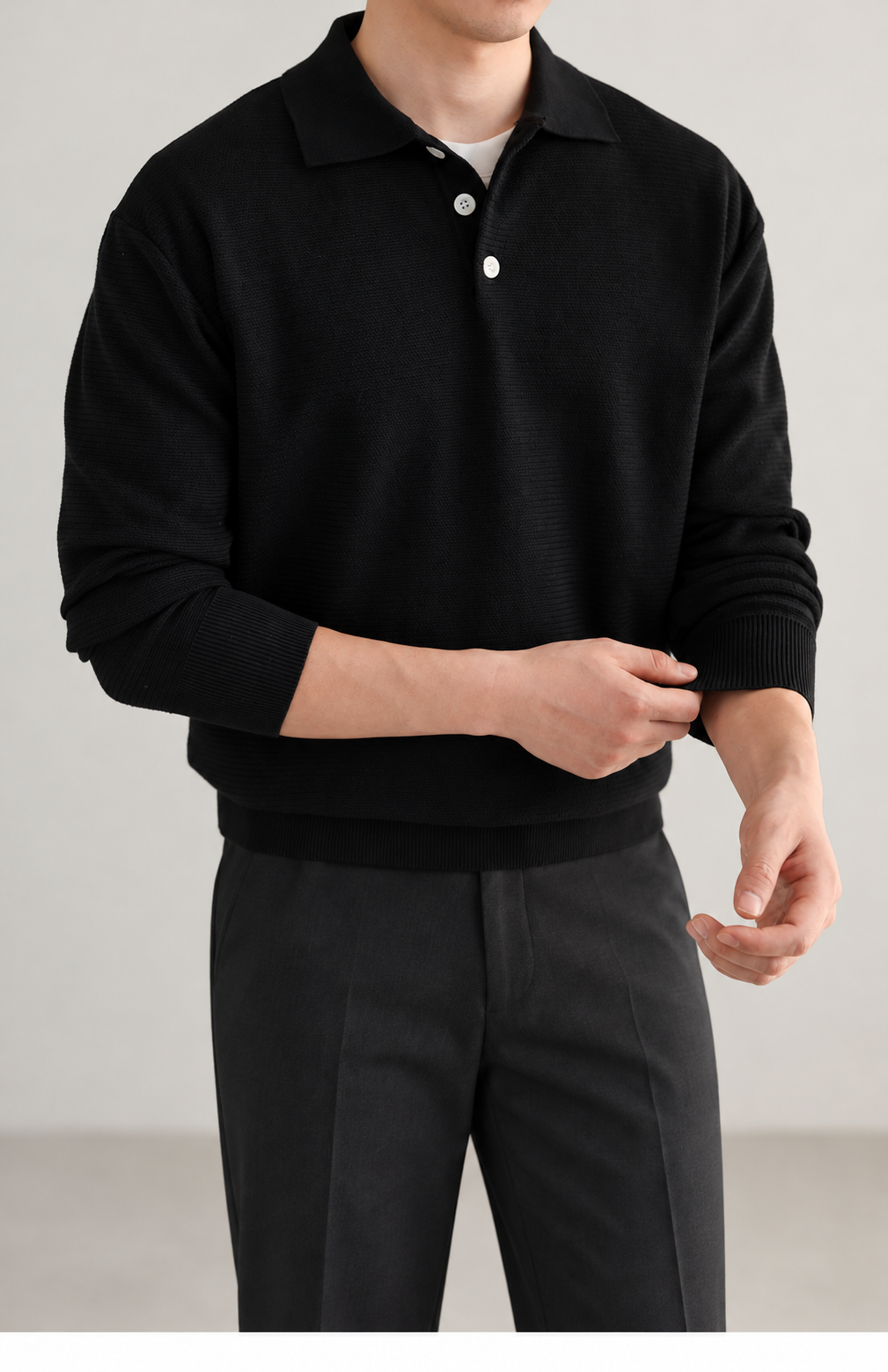 Strickpullover mit Polokragen Schwarz am Model