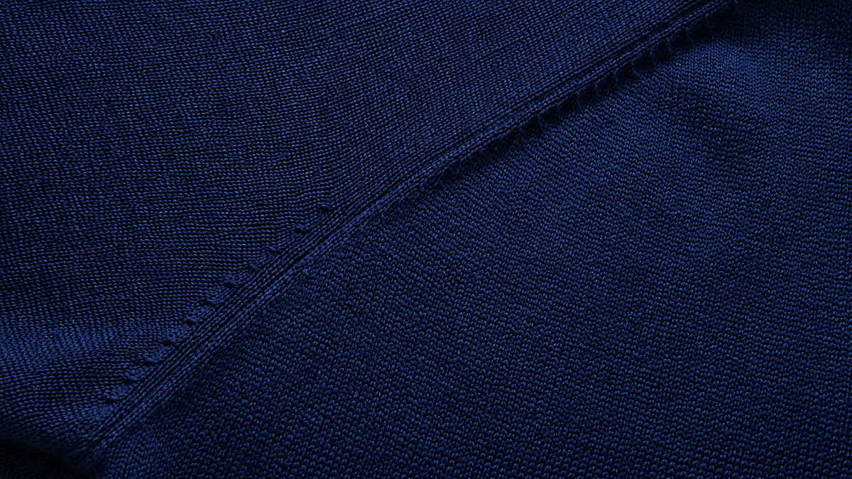 Marineblaue Feinstrickjacke – Schulternaht