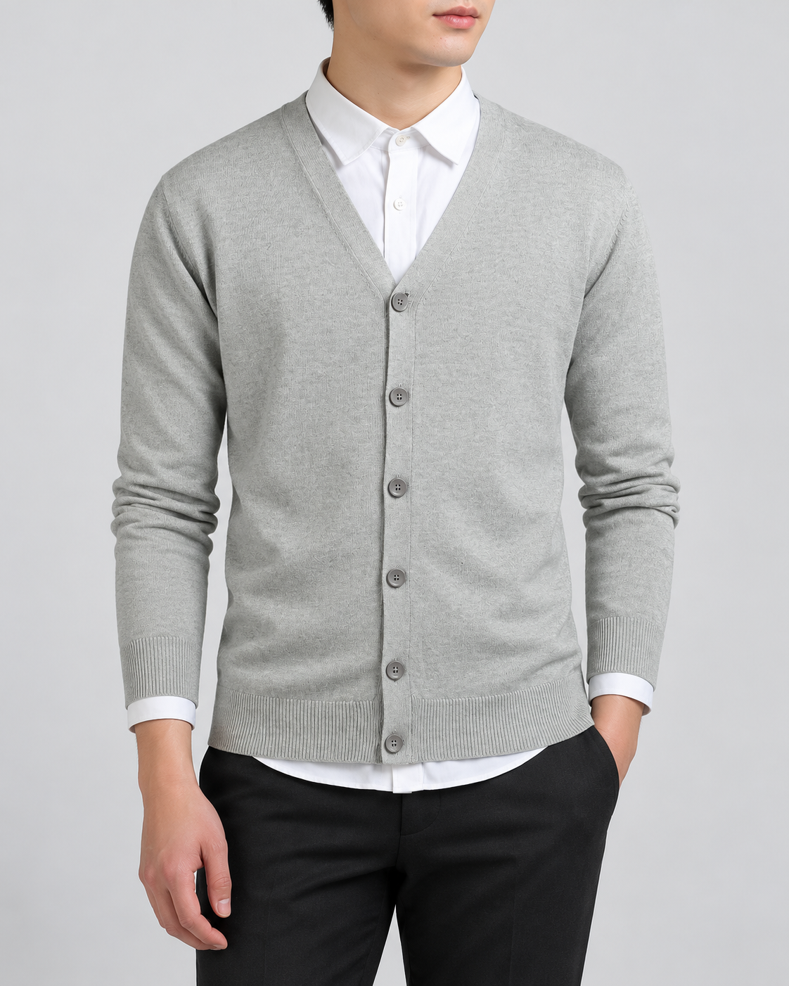 Feinstrickjacke Hellgrau am Model