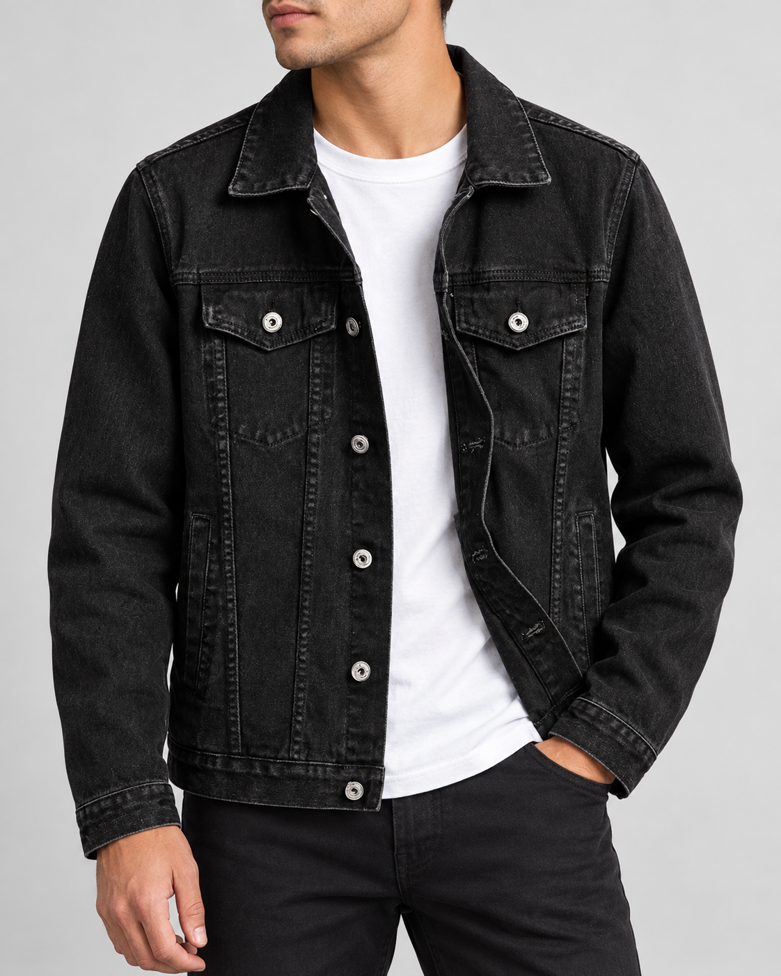 Schwarze Jeansjacke am Model