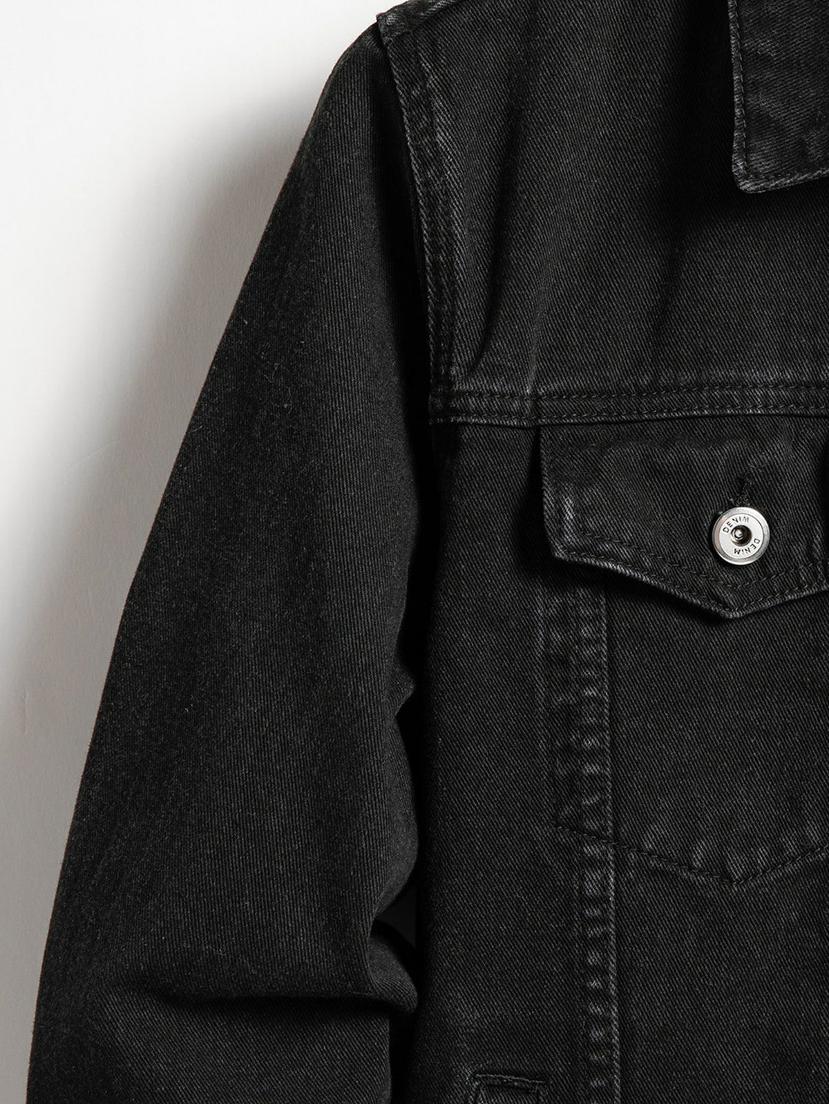 Schwarze Jeansjacke – Brusttasche und Schulternaht