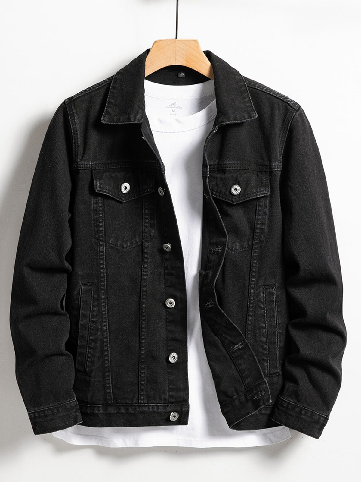 Schwarze Jeansjacke – Vorderansicht
