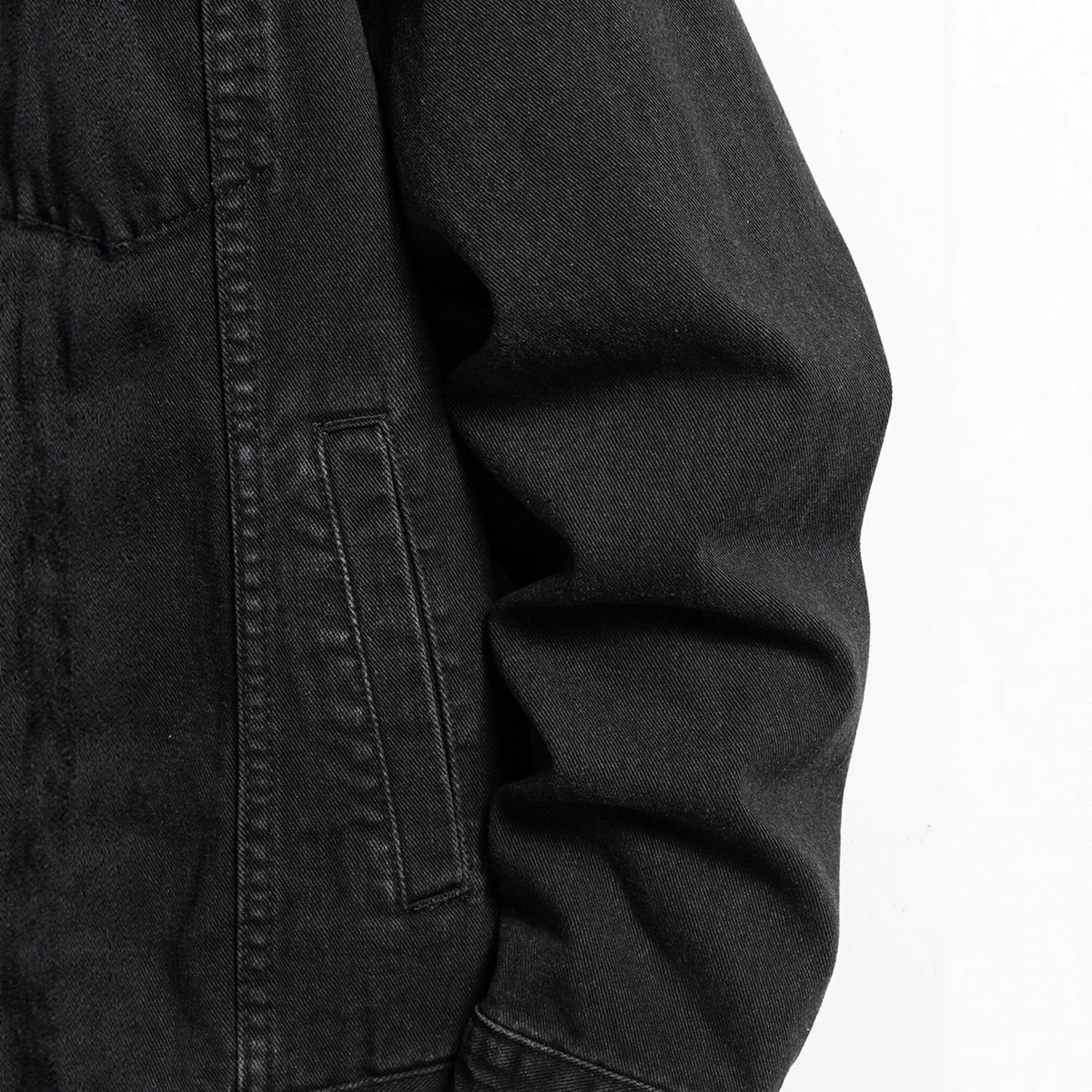 Schwarze Jeansjacke – seitliche Tasche