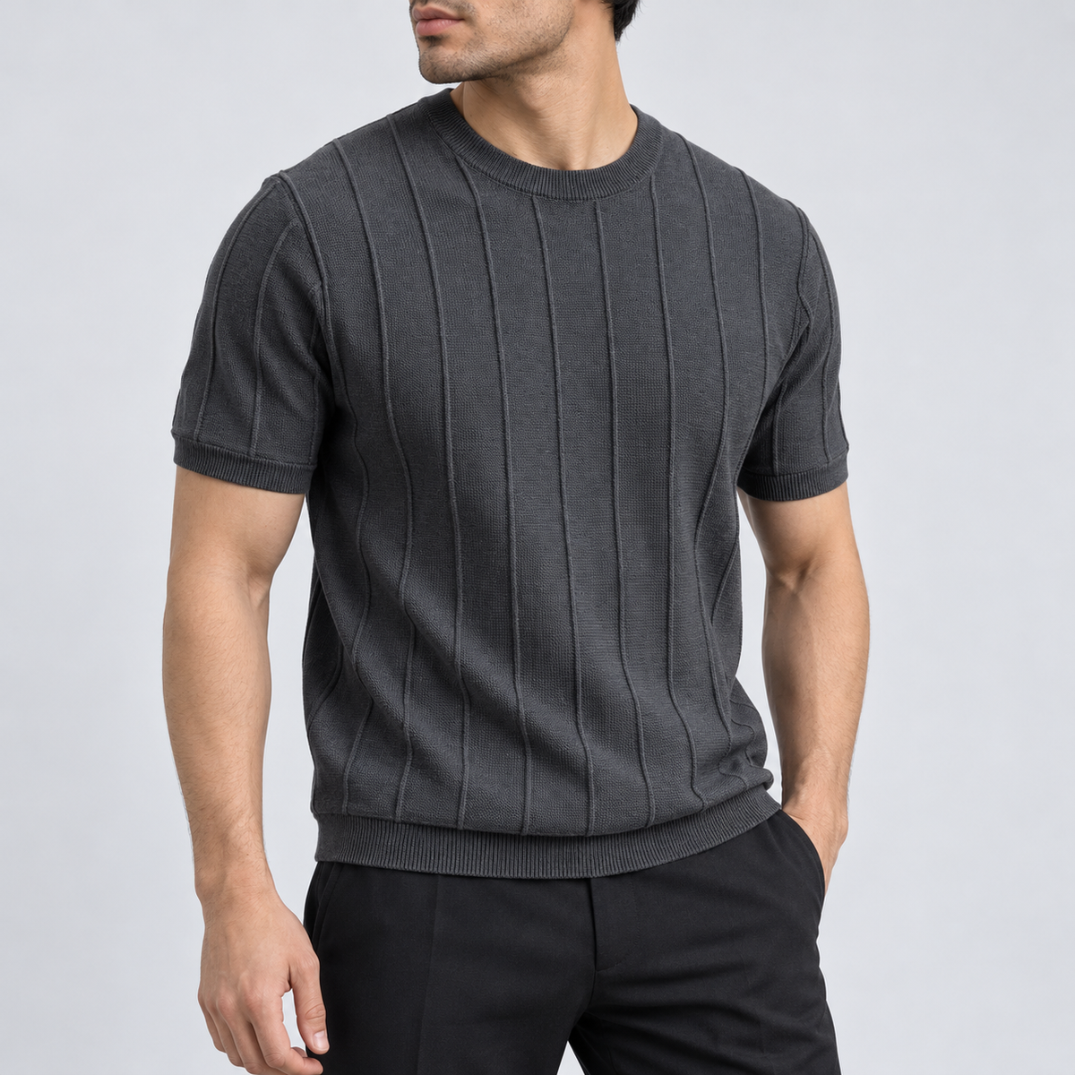 Rundhals-Strickshirt Anthrazit am Model