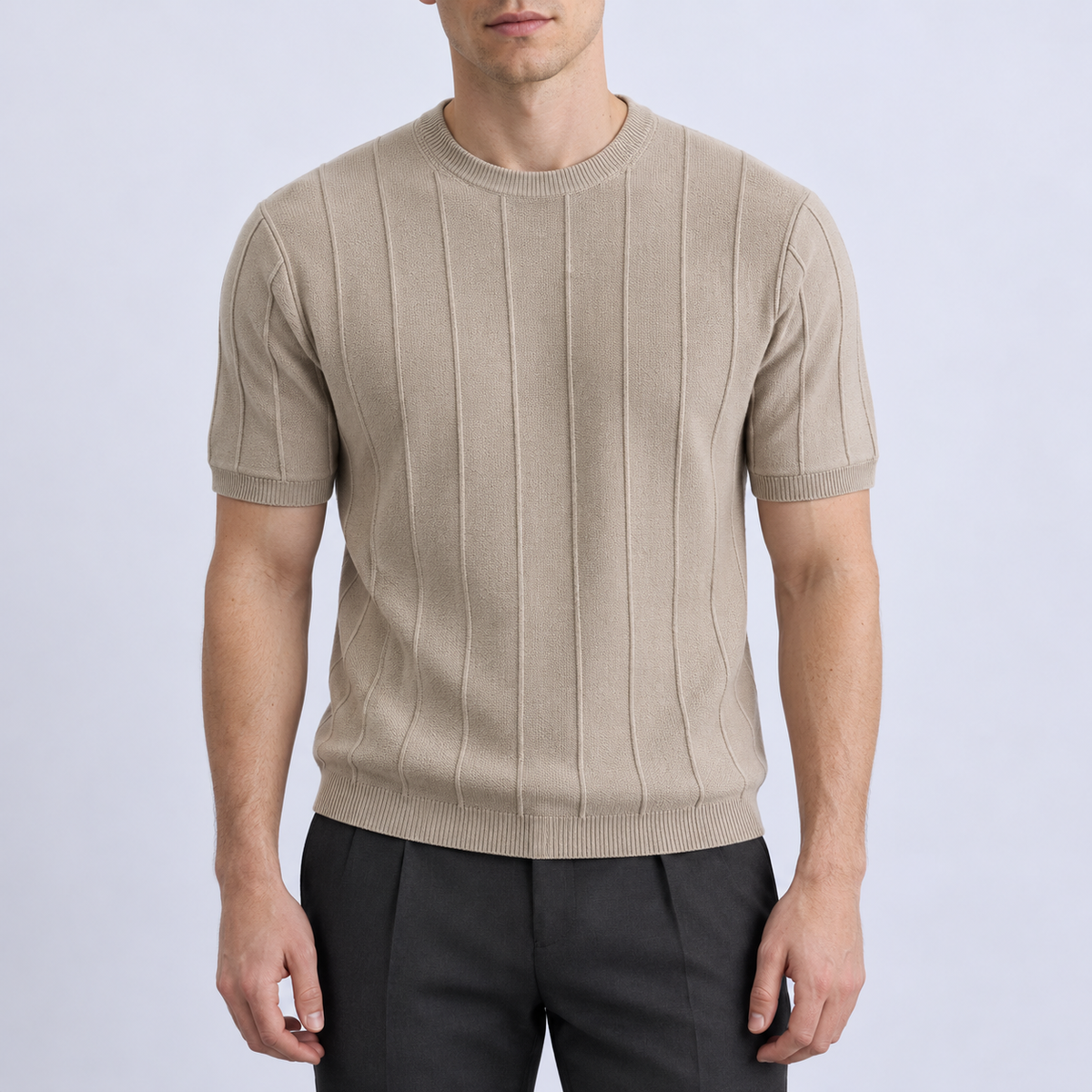 Rundhals-Strickshirt Beige am Model