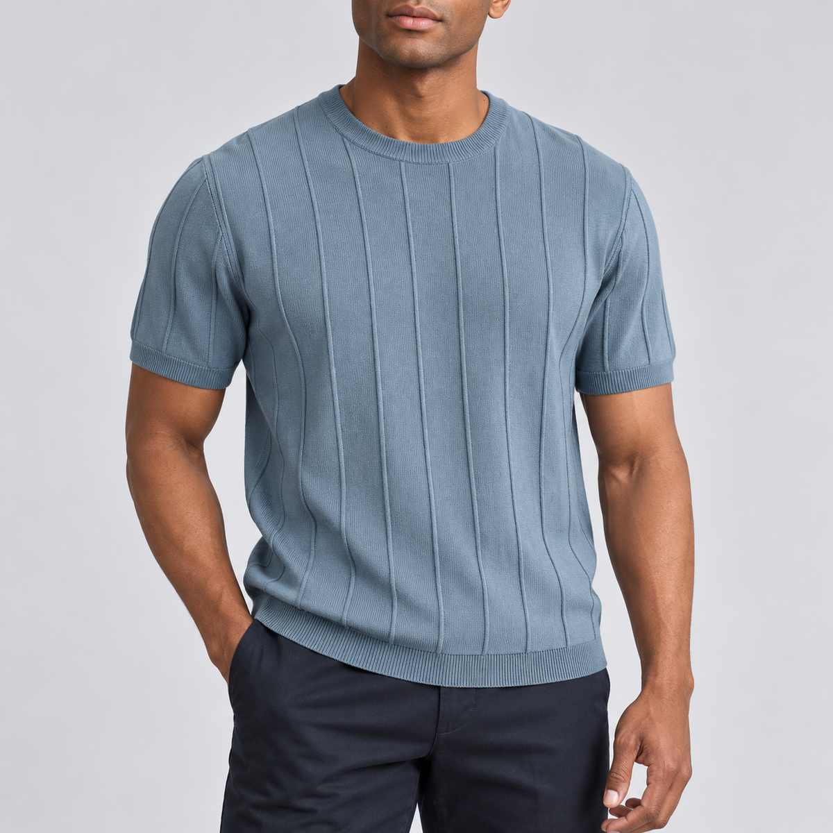Rundhals-Strickshirt Blaugrau am Model