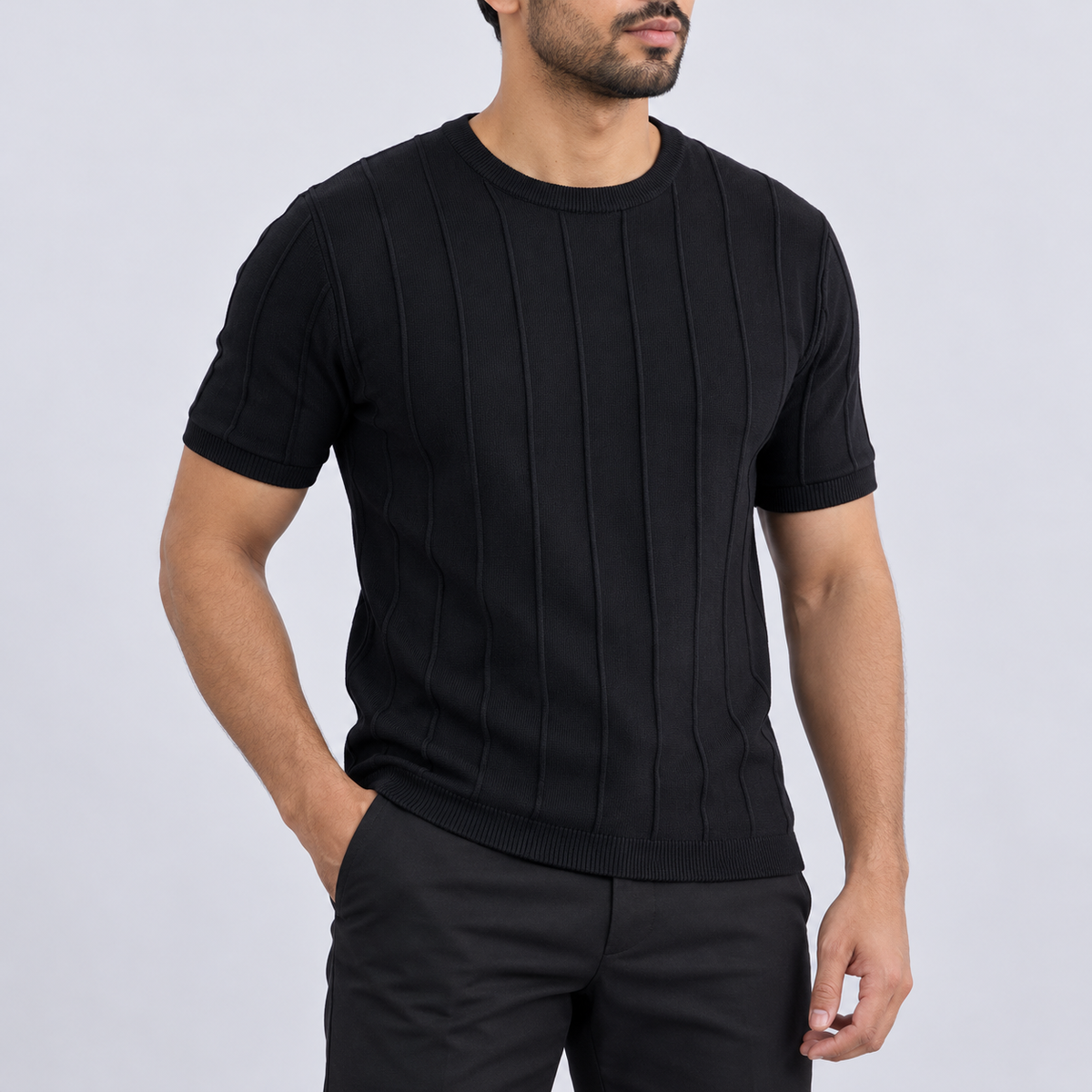 Rundhals-Strickshirt Schwarz am Model
