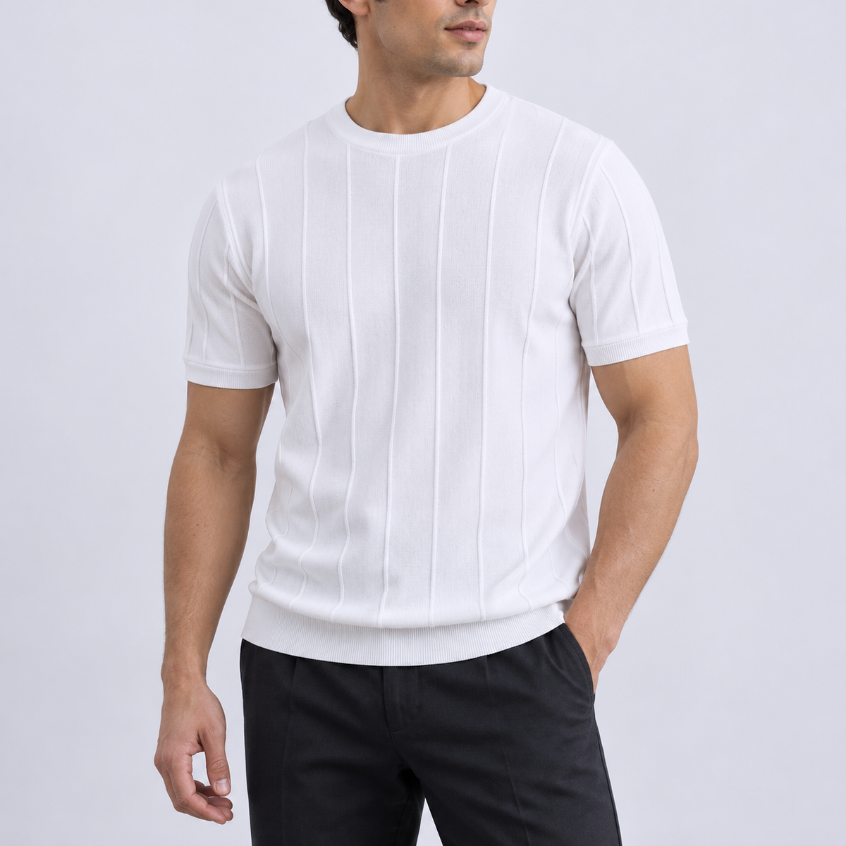 Rundhals-Strickshirt Weiß am Model
