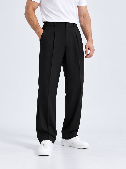 Bundfaltenhose Schwarz am Model