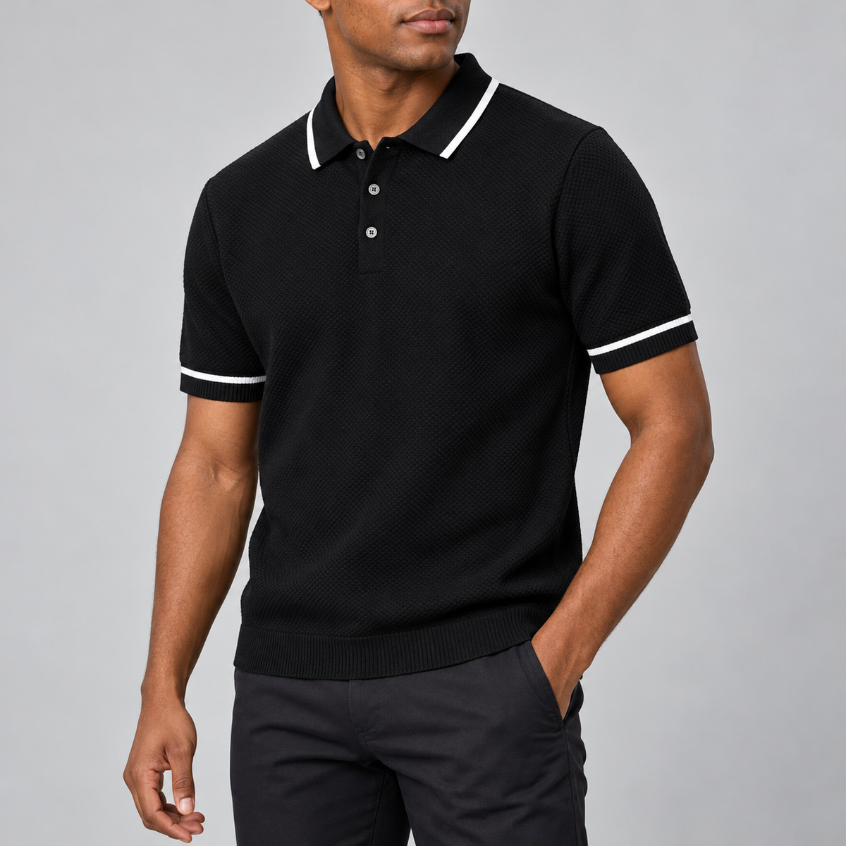 Kontrast-Polo Schwarz am Model