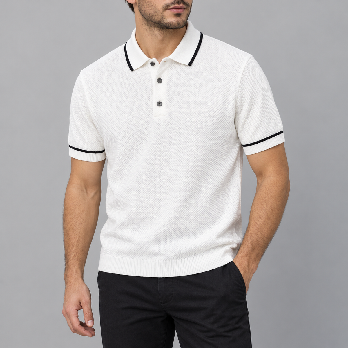 Kontrast-Polo Weiß am Model