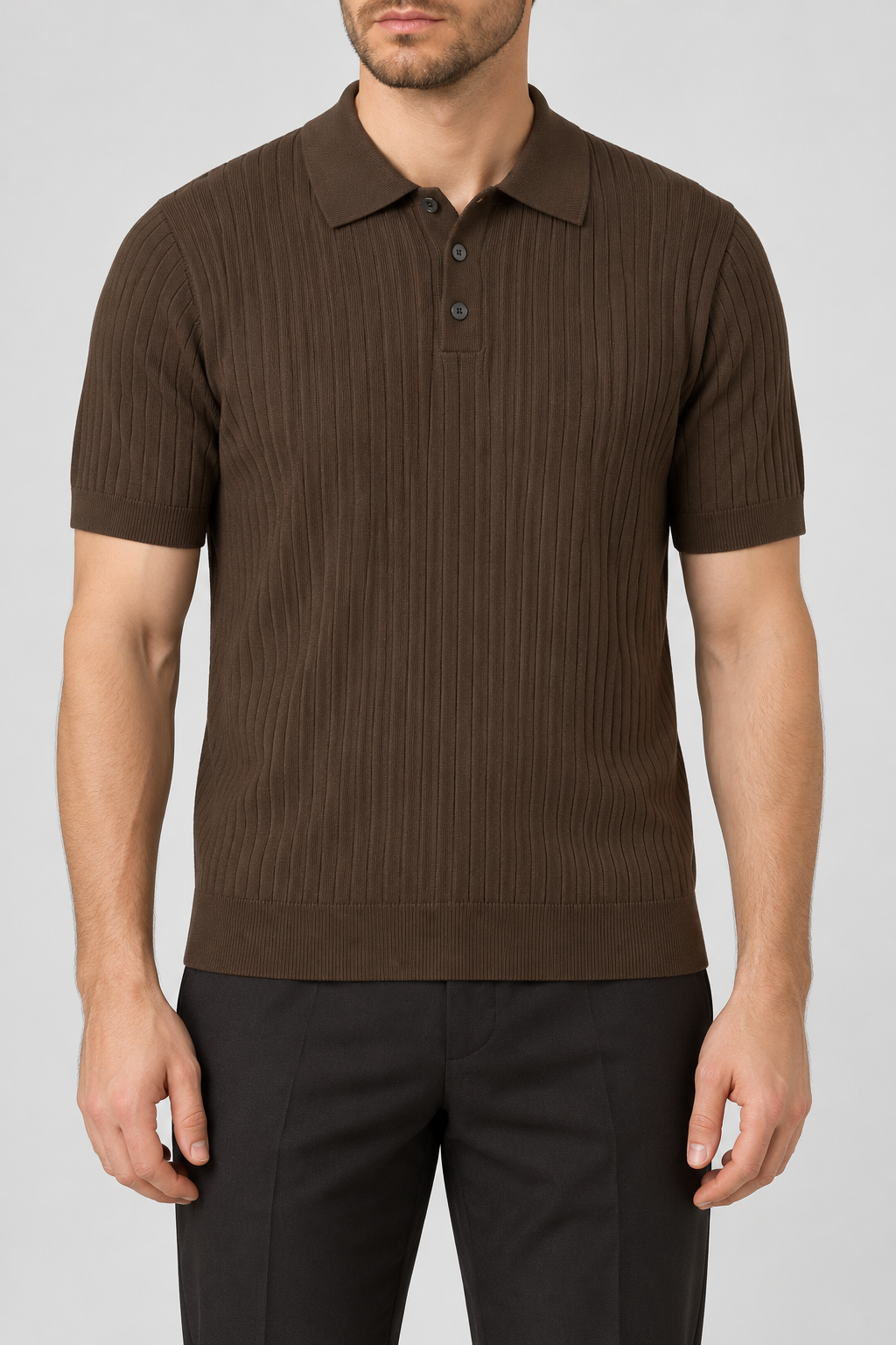 Rippstrick-Polo Braun am Model