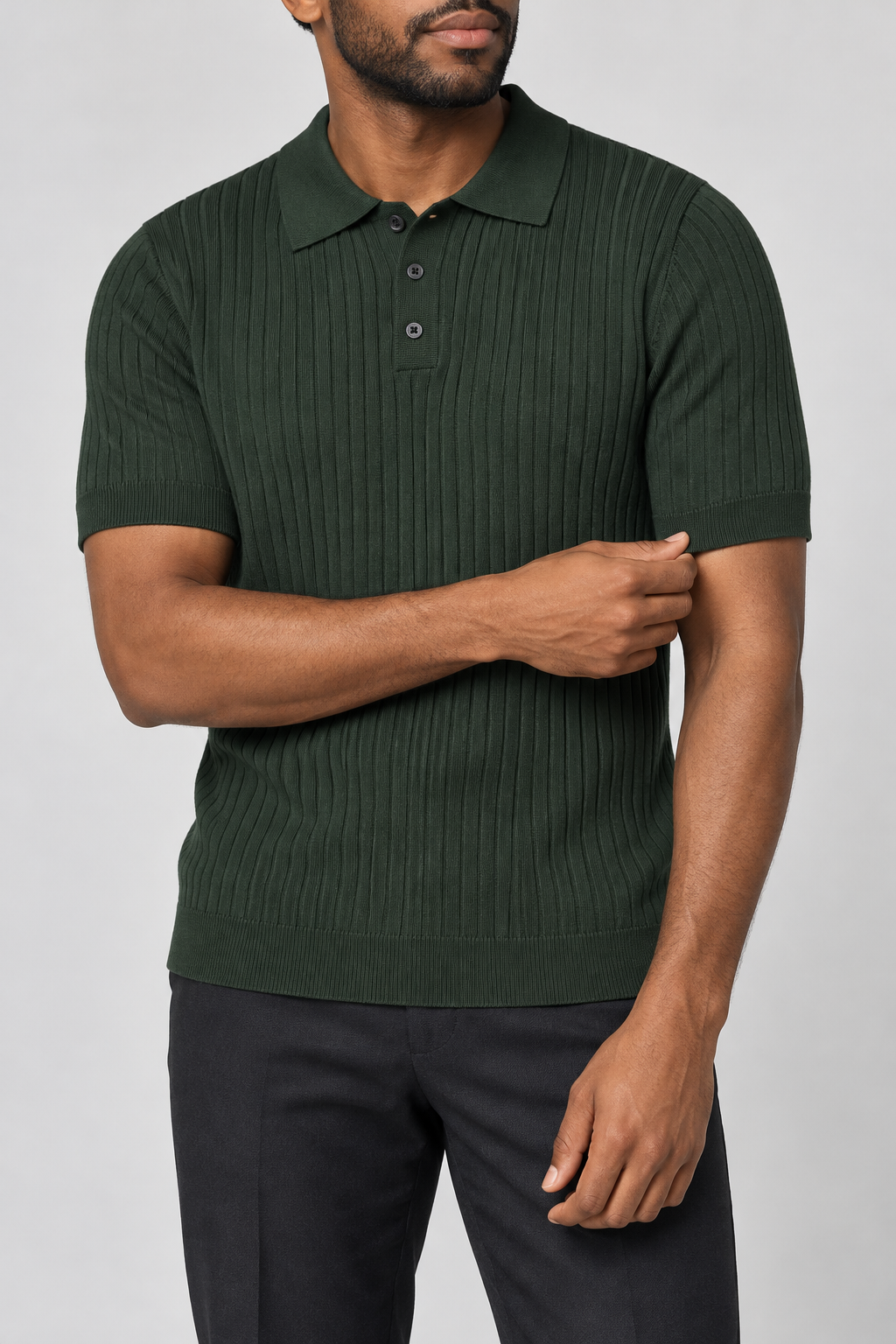 Rippstrick-Polo Tannengrün am Model