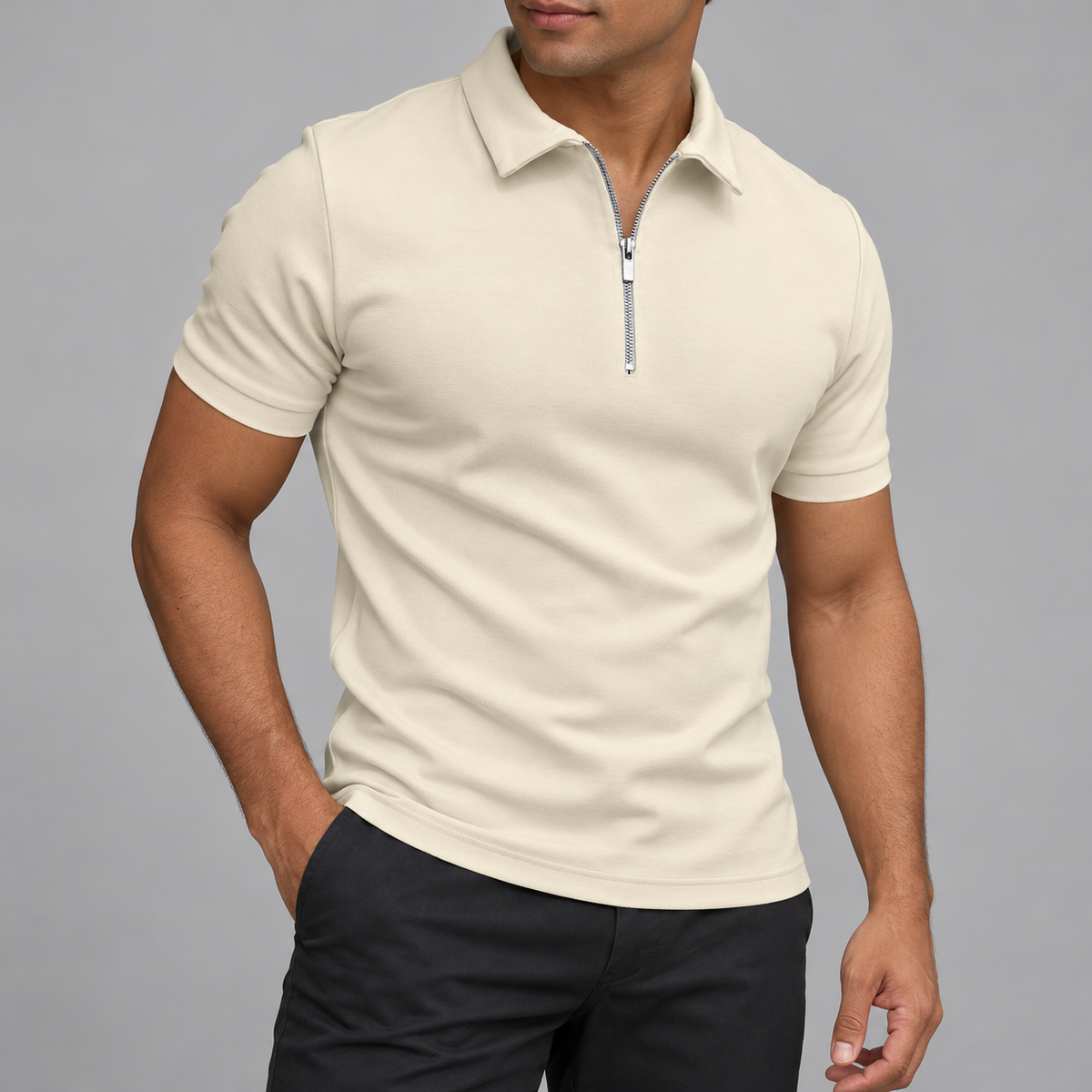 Zip-Polo Creme am Model